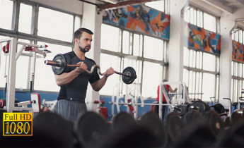فوتیج ویدیویی ورزشی جلو بازو هالتر