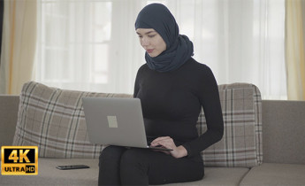 فوتیج ویدیویی زن با حجاب و موبایل