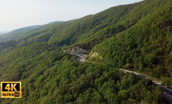 فیلم هوایی از جاده در کوهستان
