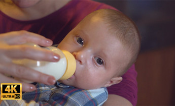 فوتیج ویدیویی شیر خوردن نوزاد