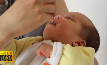 فوتیج ویدیویی غذا دادن به نوزاد