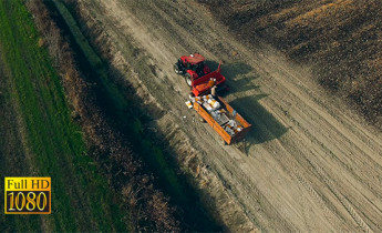فیلم هوایی از تراکتور و زمین کشاورزی