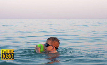 فیلم شناکردن کودک در دریا