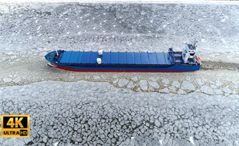 فیلم هوایی عبور کشتی در آب های یخ زده دریا