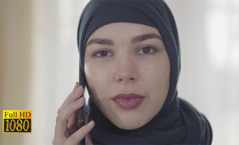 فوتیج ویدیویی حجاب و مکالمه با موبایل