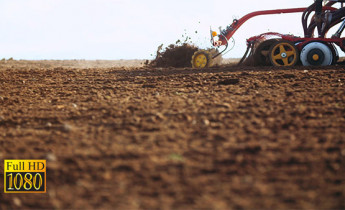 فیلم شخم زدن تراکتور در زمین کشاورزی