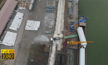 فیلم هوایی بارگیری کشتی صنعتی