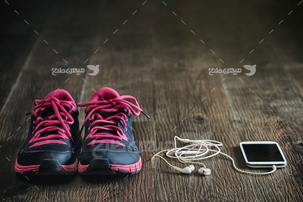 عکس تبلیغاتی ورزش کفش بند صورتی