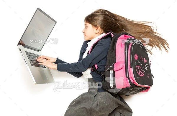 عکس استفاده دانش آموز از لپ تاپ برای تحصیل
