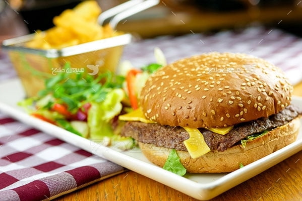 عکس تبلیغاتی غذا همبرگر لذیذ