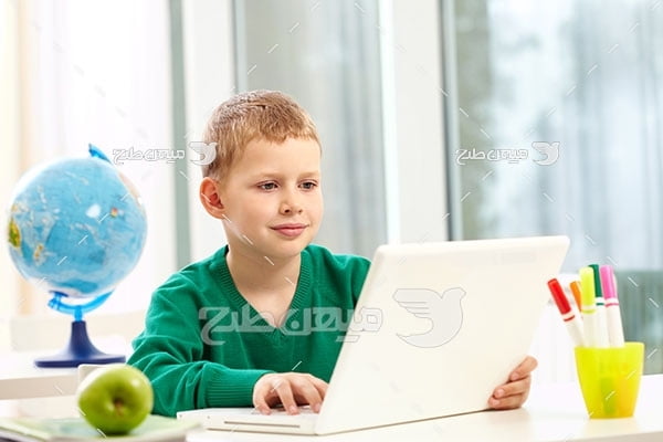 عکس استفاده کودک از لپ تاپ برای تحصیل
