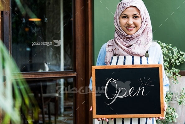 عکس تبلیغاتی حجاب اسلامی زن رستوران دار