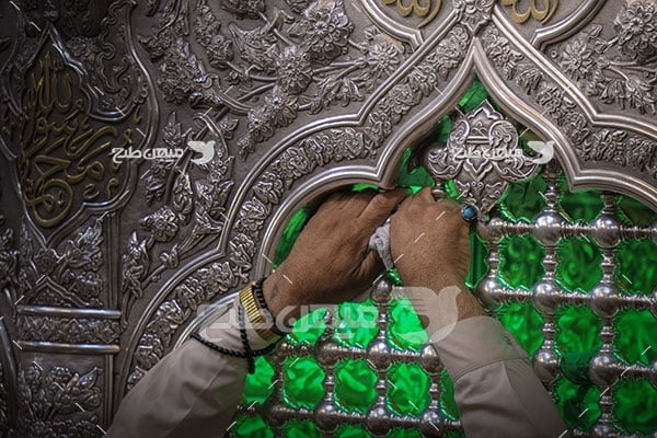 عکس دست و گرفتن ضریح امام حسین (ع)