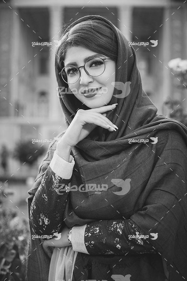 عکس چهره سیاه سفید دختر ایرانی