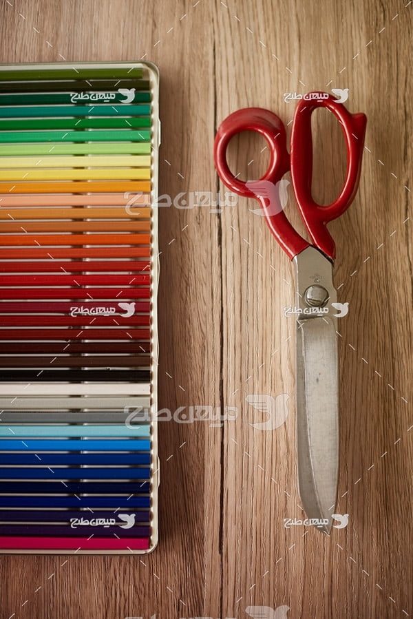 عکس قیچی و مداد رنگی