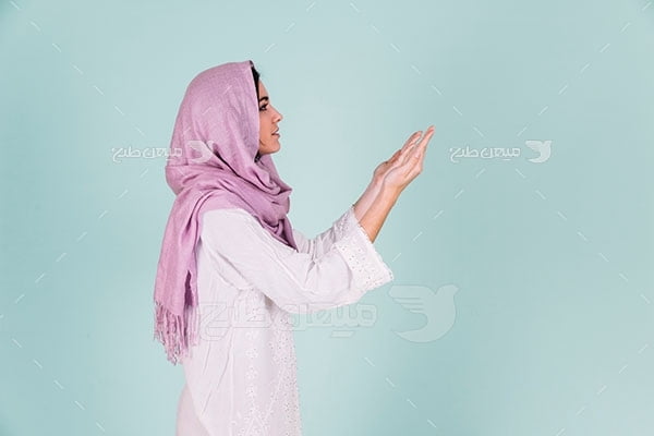 عکس تبلیغاتی حجاب دختر دعا کننده