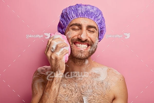 عکس مرد در حال حمام کردن