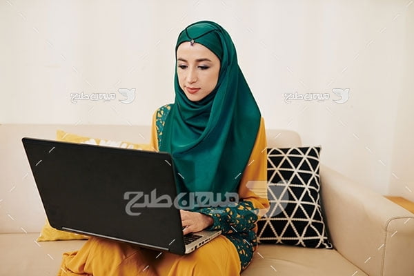 عکس زن محجبه در حال کار با لپ تاپ