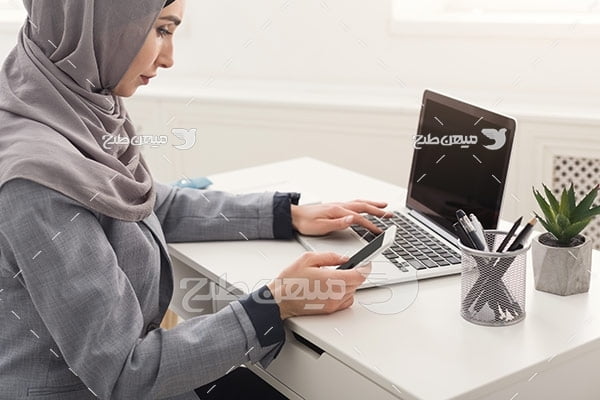 عکس تبلیغاتی خانم با حجاب و موبایل و لپ تاپ