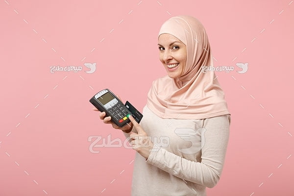 عکس تبلیغاتی خانم با حجاب و پرداخت کارت خوان