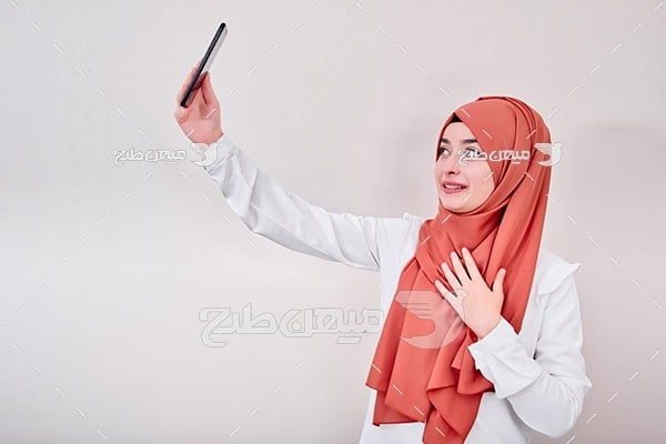عکس تبلیغاتی خانم با حجاب و سلفی با موبایل