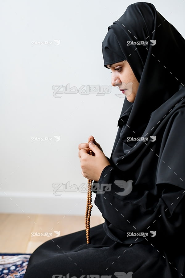 عکس زن محجبه در حال عبادت