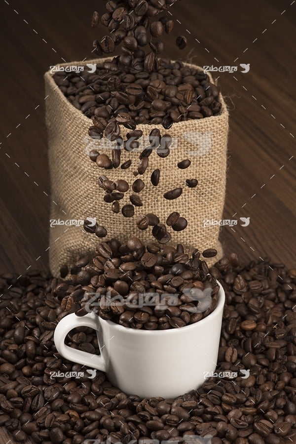 عکس دانه های قهوه و فنجان