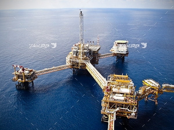 تصویر هوایی از دکل های نفت و گاز در دریا