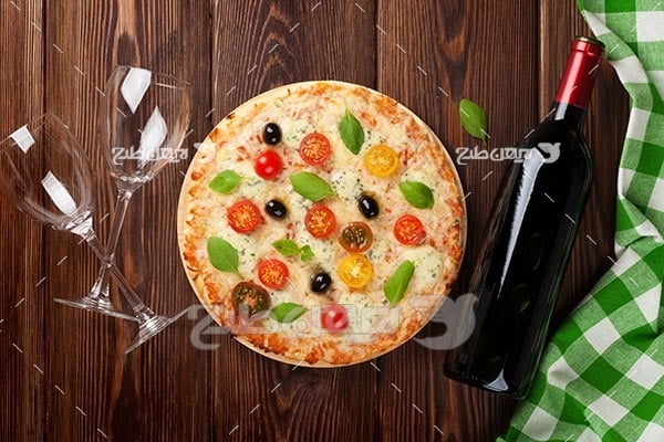 تصویر با کیفیت از پیتزا و  و گوجه فرنگی