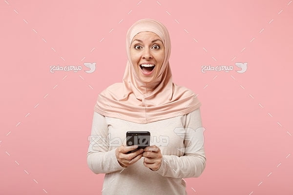 عکس تبلیغاتی زن با حجاب و موبایل