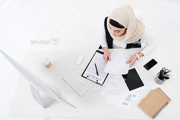 عکس تبلیغاتی خانم با حجاب و کامپیوتر