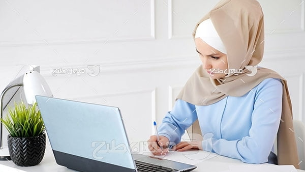 عکس تبلیغاتی خانم با حجاب و پرداخت اینترنتی