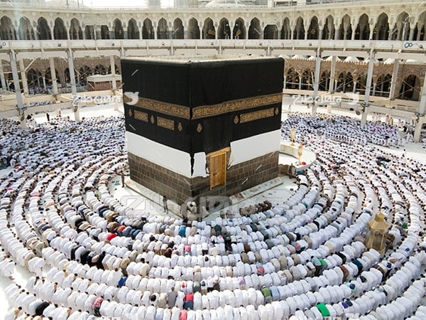عکس نماز خواندن مسلمان در کنار خانه خدا