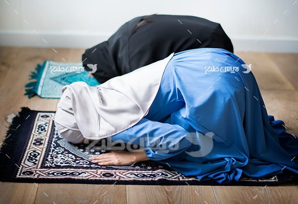 عکس نماز خواندن خانم ها