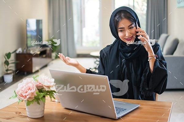 عکس تبلیغاتی خانم با حجاب و صحبت کردن با موبایل