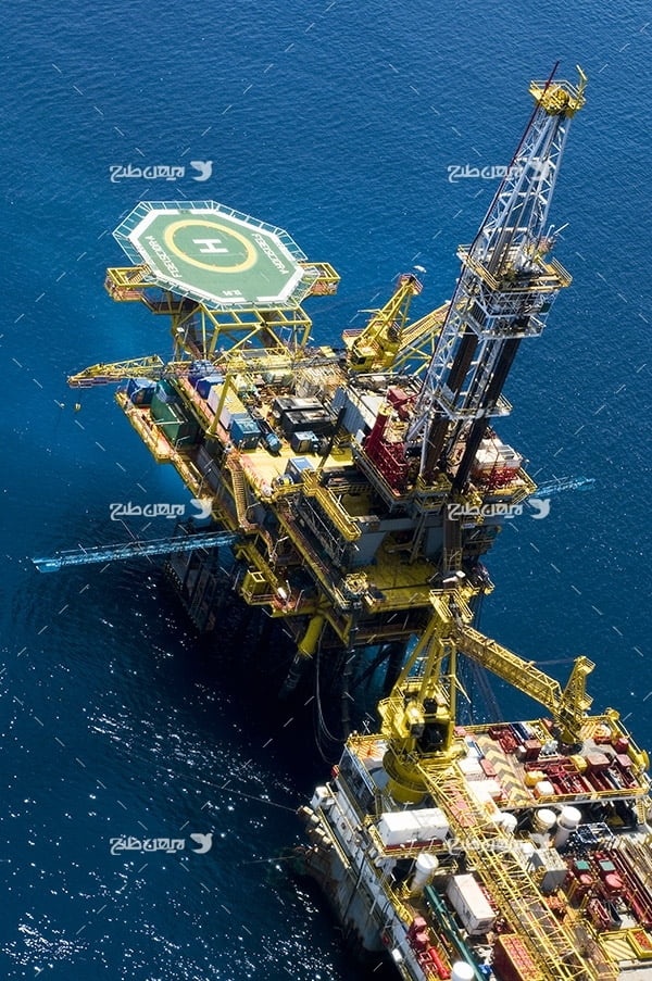 تصویر صنعتی هوایی از دکل نفت و گاز در دریا