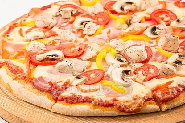 تصویر با کیفیت از پیتزا طعم قارچ و گوشت
