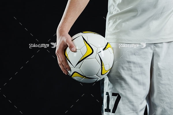 تصویر با کیفیت فوتبالیست و توپ فوتبال