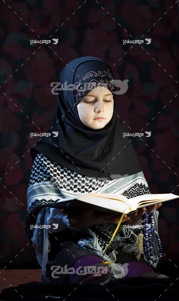 عکس حجاب و تلاوت قرآن
