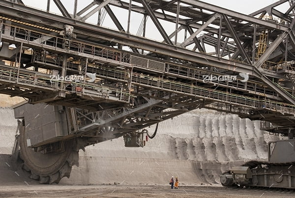 تصویر صنعتی از دستگاه غول آسا برای خرد کردن کوه و تخریب