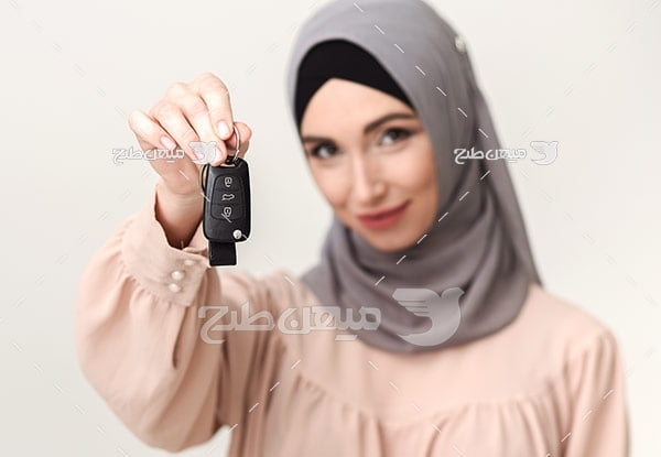 عکس تبلیغاتی خانم با حجاب و کلید ماشین