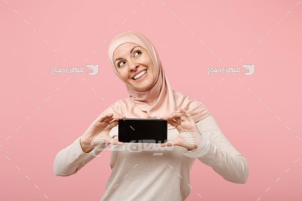 عکس زن با حجاب و موبایل