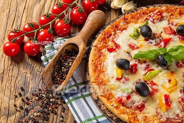 عکس پیتزا و گوجه فرنگی
