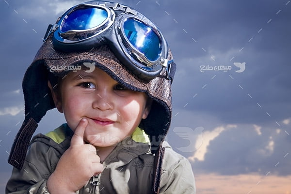 تصویر کودک با عینک خلبانی