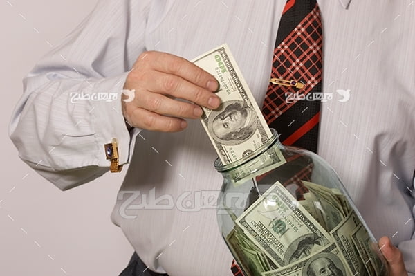 عکس ریختن پول در ظرف شیشه ای