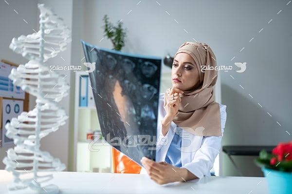 پزشک خانم و نگاه به عکس رادیولوژی