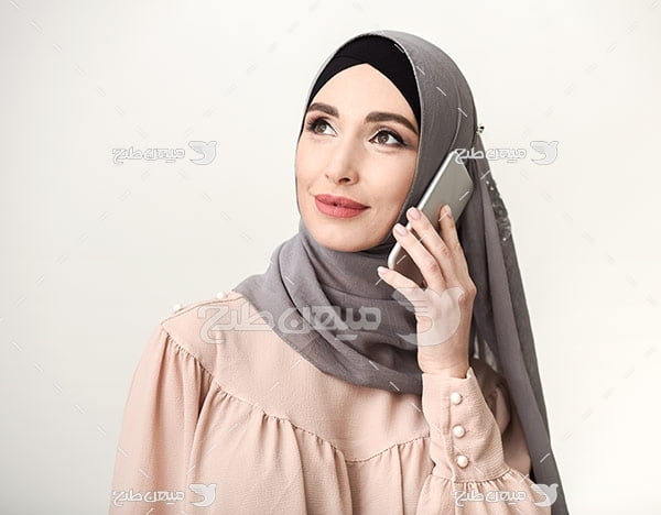 عکس تبلیغاتی خانم با حجاب و صحبت کردن با موبایل