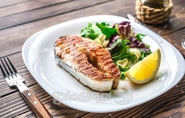 کباب گوشت ماهی و لیمو و سالاد و سبزیجات