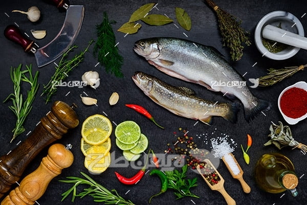 عکس ماهی تزئین شده و لیمو و ادویه جات
