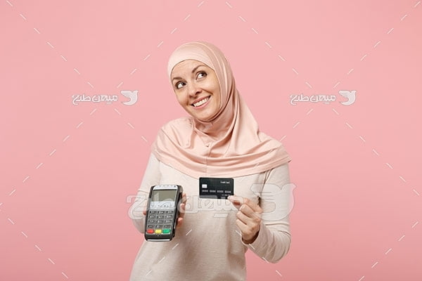 عکس تبلیغاتی خانم با حجاب و پرداخت پوز فروشگاه